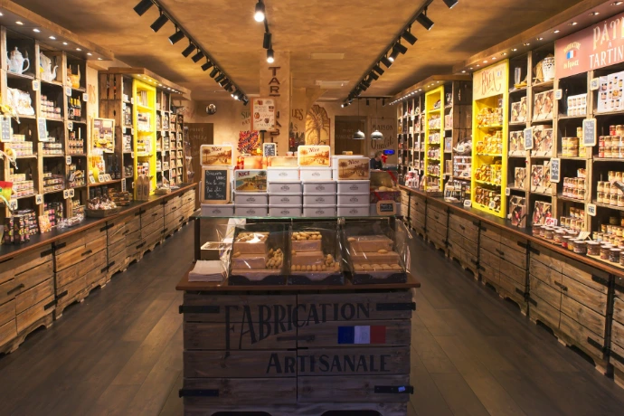 Interieur van een rustieke winkel die ambachtelijke producten verkoopt